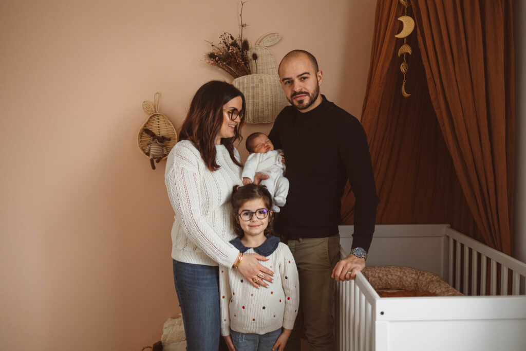 Photo de famille dans la chambre de Capucine pour ses premiers jours de vie