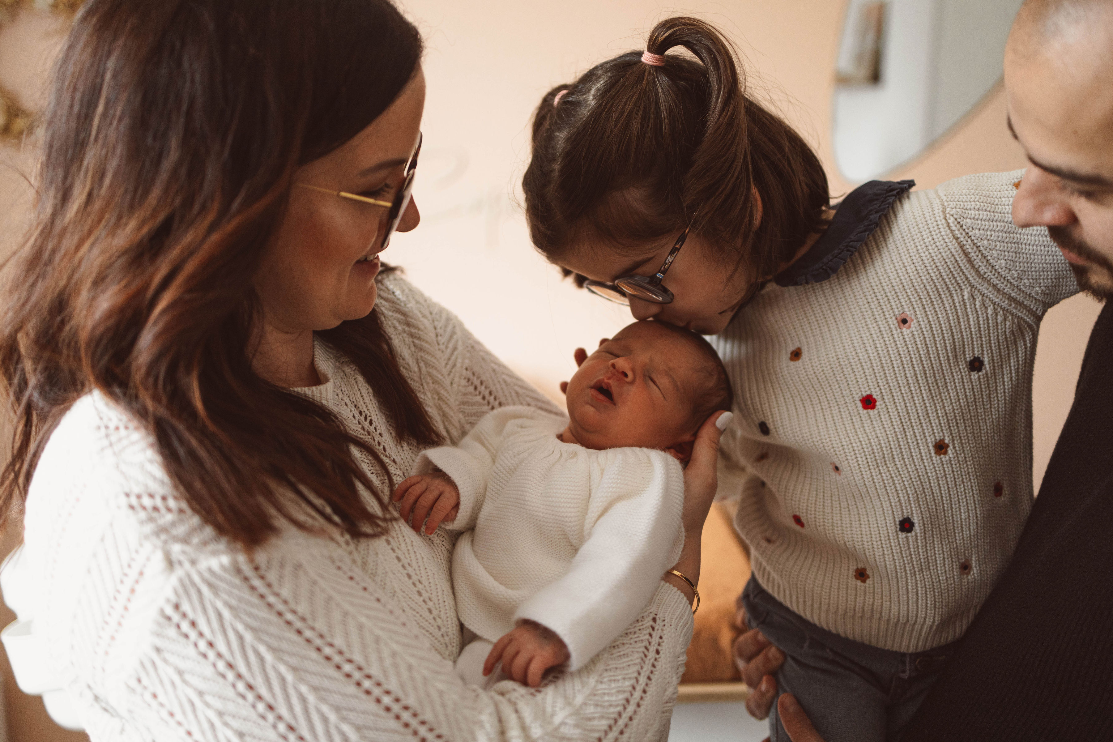 Un calin à quatre et un bisous de Louise a sa petite soeur, Capucine.