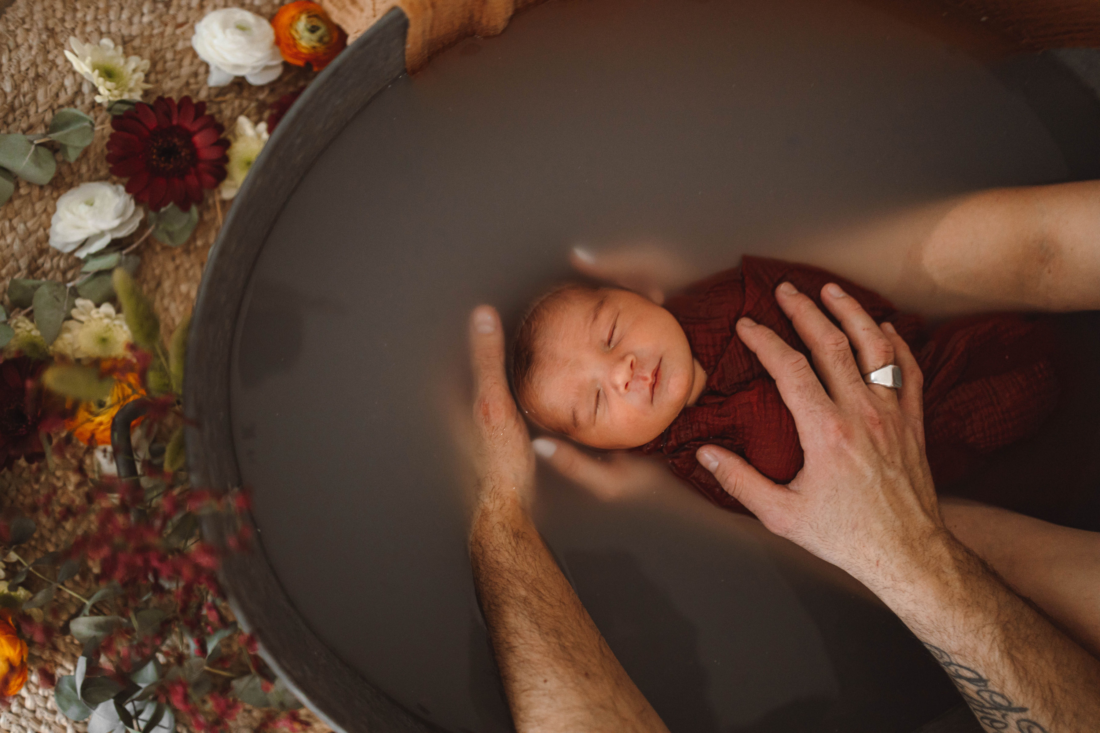 Capucine dans son bain thalasso, pratiqué ce coup ci par ses parents