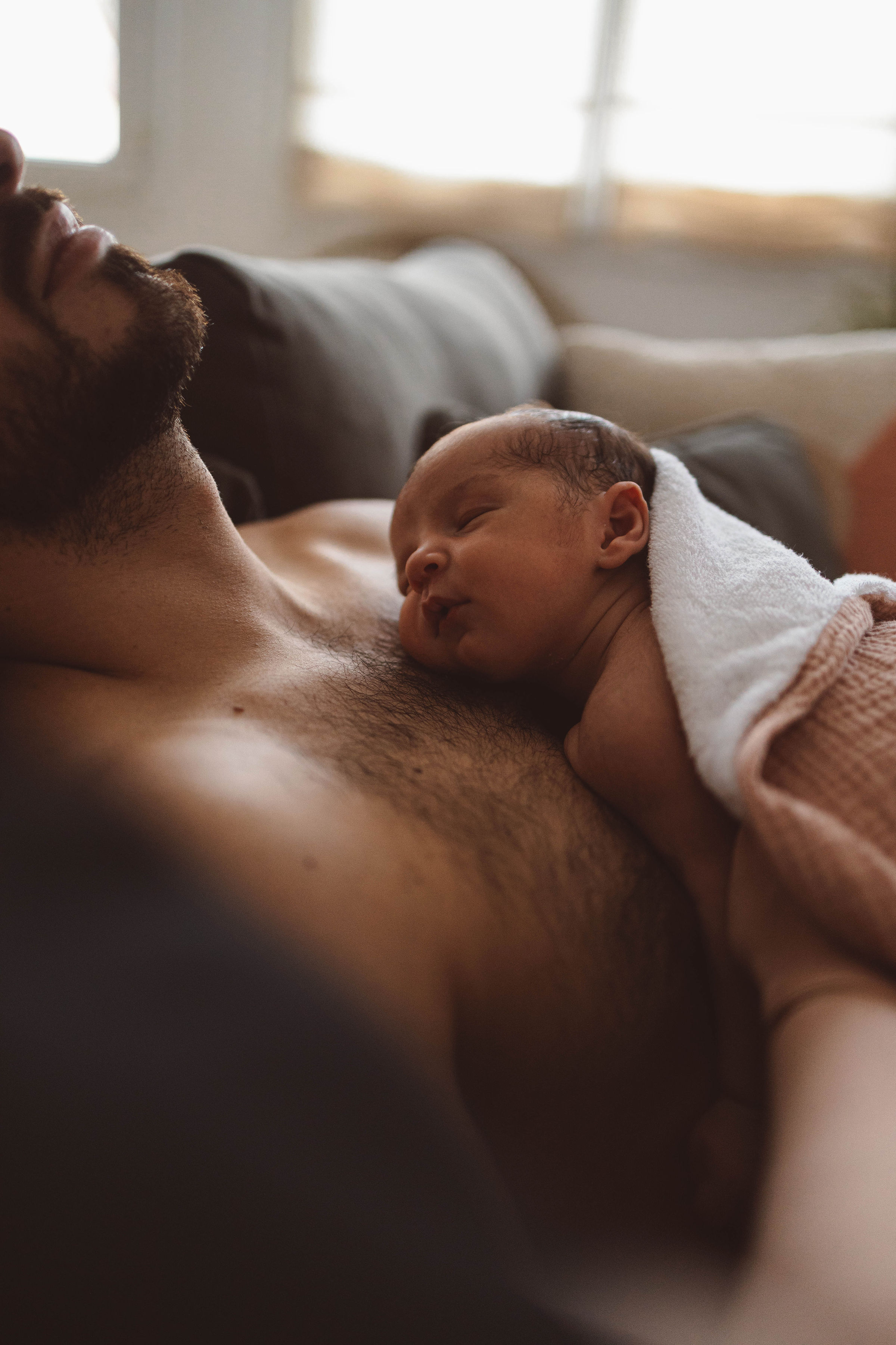 peau à peau avec papa après le bain. repos pour tout le monde