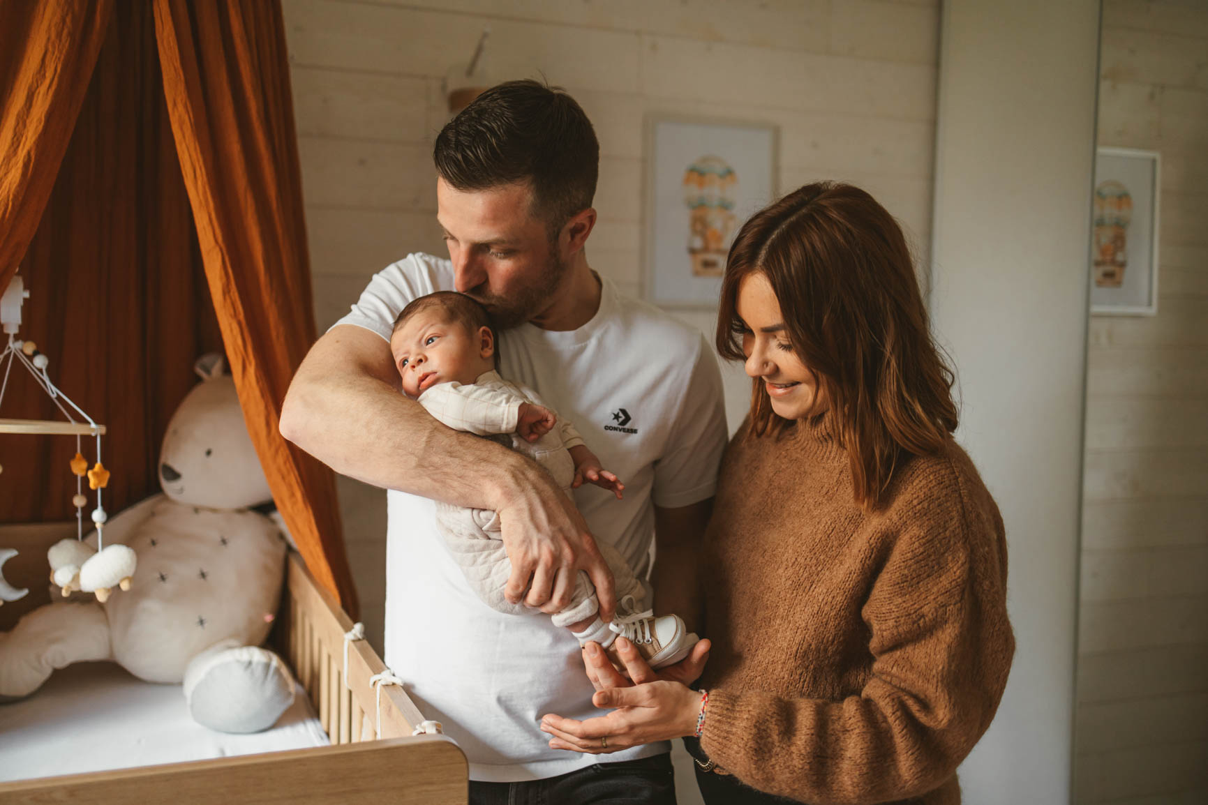 Emile, Capucine, et Florent dans la chambre joliment décoré.