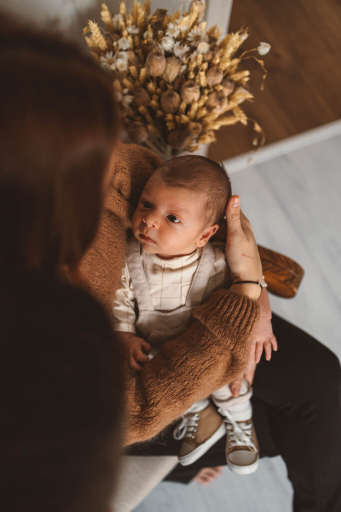 Emile regardant sa maman avec beaucoup d'amour